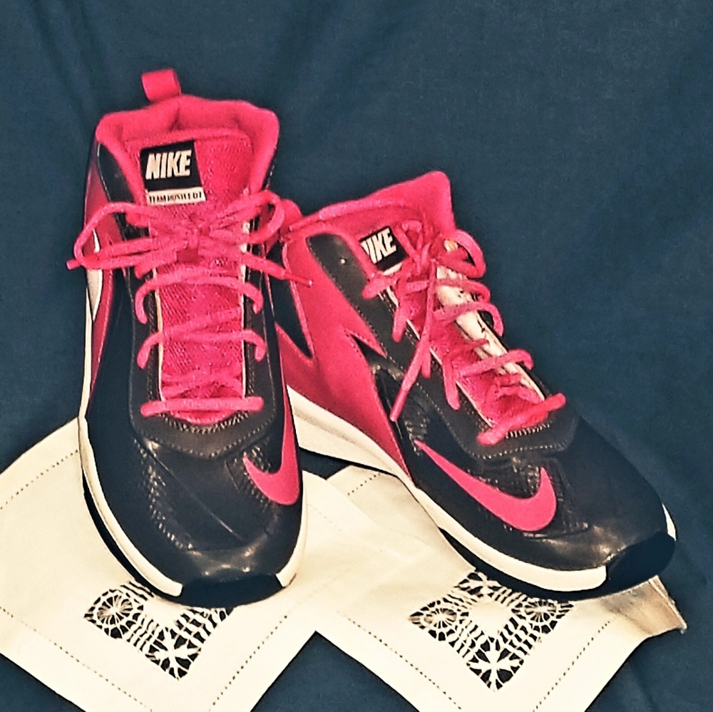 - NWT Nike Team Hustle D7 sneakers